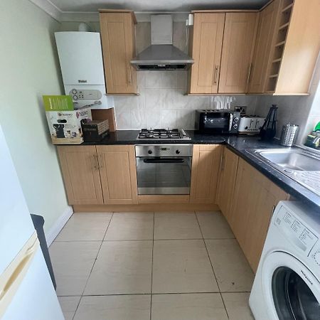 Entire 3 Bedroom Home - Minutes To Emirates Stadium! 런던 외부 사진